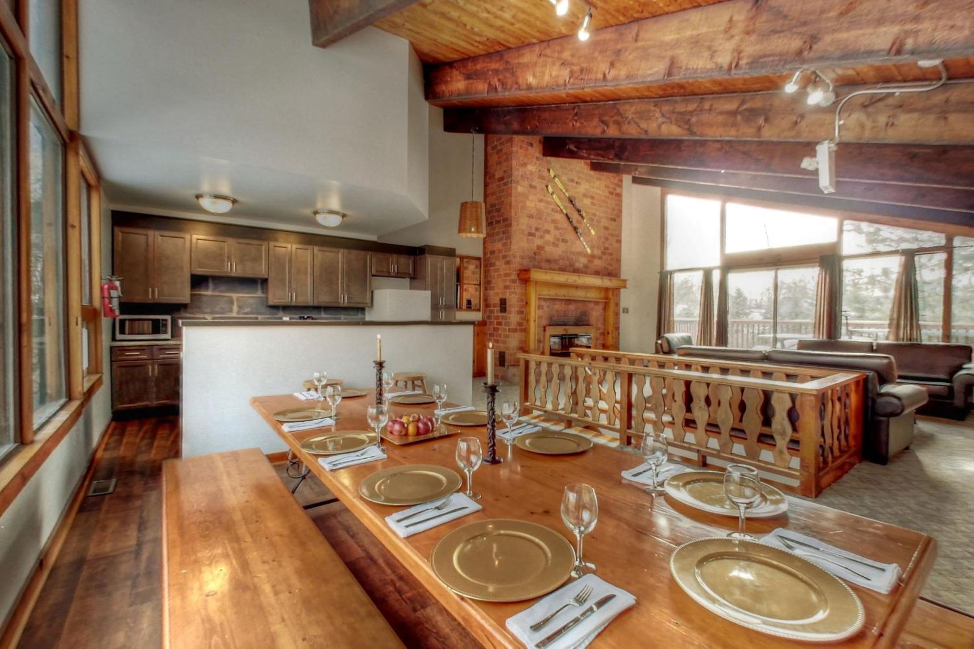 Chalet 8 Bdrm Blue Mountain Cottage, Large Groups, Private Access, Hot Tub, Sauna, Ping Pong Table Perfect For Large Groups, Petfriendly