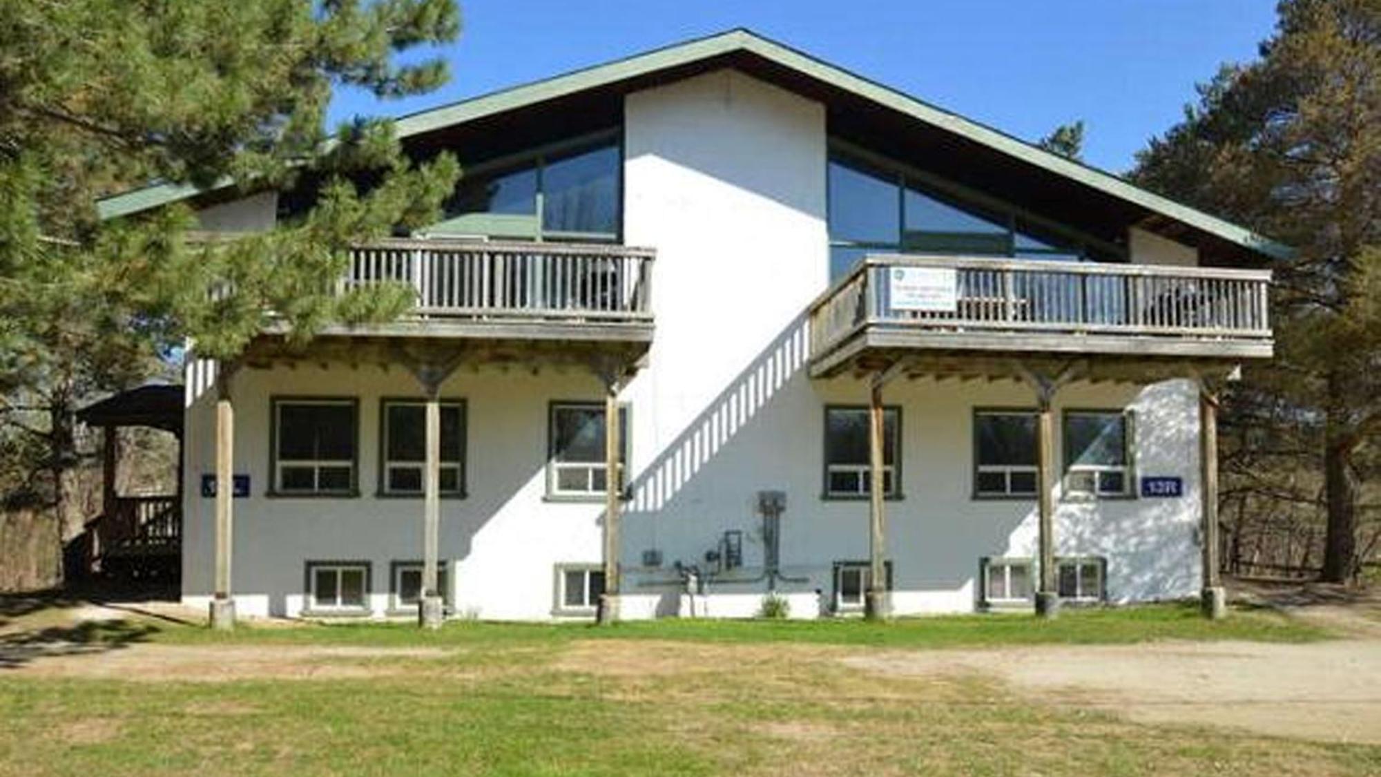 8 Bdrm Blue Mountain Cottage, Large Groups, Private Access, Hot Tub, Sauna, Ping Pong Table Perfect For Large Groups, Petfriendly * Blue Mountains