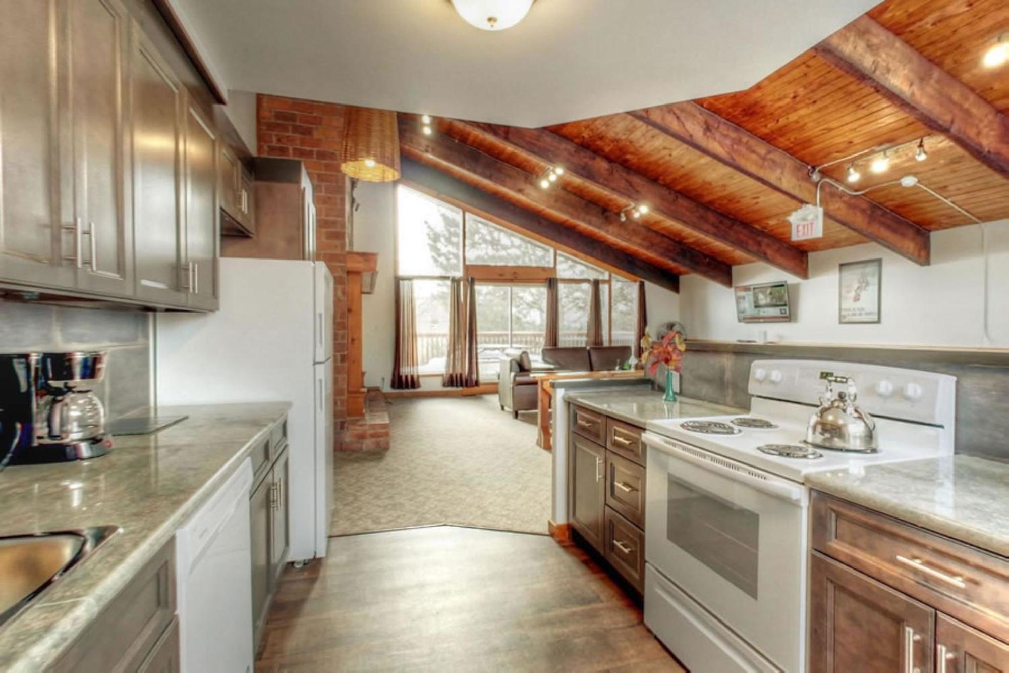 8 Bdrm Blue Mountain Cottage, Large Groups, Private Access, Hot Tub, Sauna, Ping Pong Table Perfect For Large Groups, Petfriendly Chalet