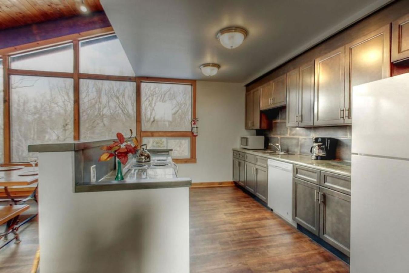 8 Bdrm Blue Mountain Cottage, Large Groups, Private Access, Hot Tub, Sauna, Ping Pong Table Perfect For Large Groups, Petfriendly Chalet Blue Mountains