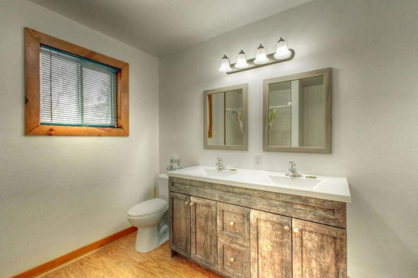 8 Bdrm Blue Mountain Cottage, Large Groups, Private Access, Hot Tub, Sauna, Ping Pong Table Perfect For Large Groups, Petfriendly