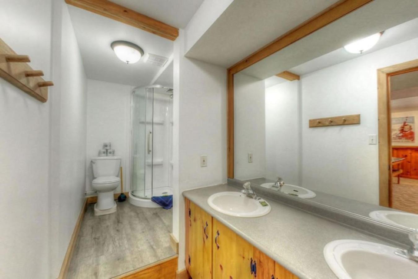 Chalet 8 Bdrm Blue Mountain Cottage, Large Groups, Private Access, Hot Tub, Sauna, Ping Pong Table Perfect For Large Groups, Petfriendly *