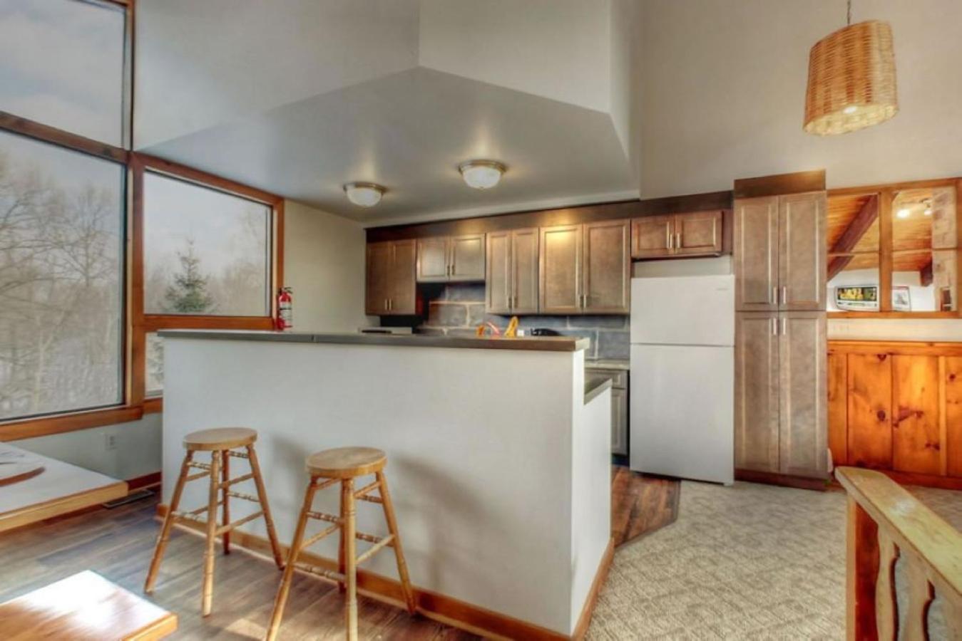 Chalet 8 Bdrm Blue Mountain Cottage, Large Groups, Private Access, Hot Tub, Sauna, Ping Pong Table Perfect For Large Groups, Petfriendly