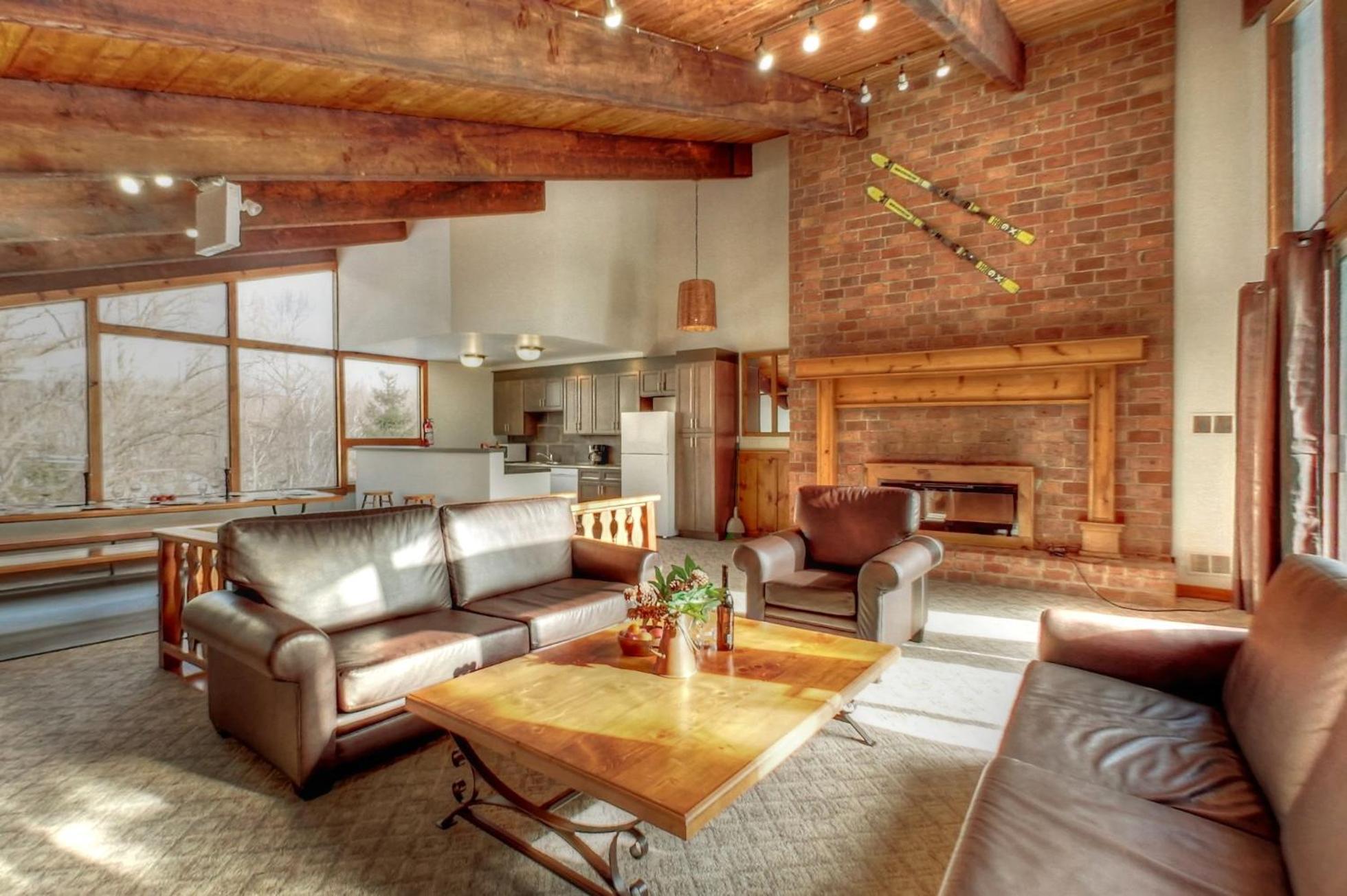 8 Bdrm Blue Mountain Cottage, Large Groups, Private Access, Hot Tub, Sauna, Ping Pong Table Perfect For Large Groups, Petfriendly *
