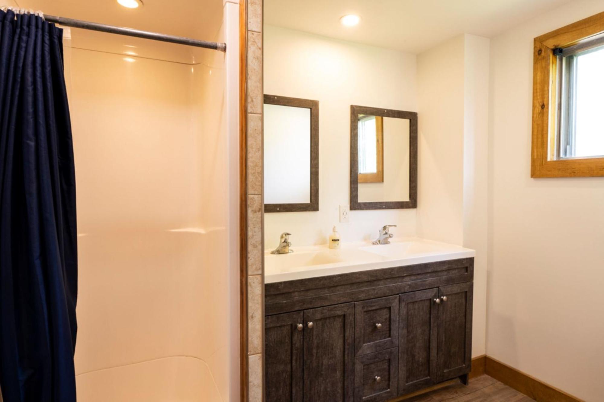 6 Bdrm At Blue Mountain, Private Access, Hot Tub, Sauna, Bbq, Petfriendly