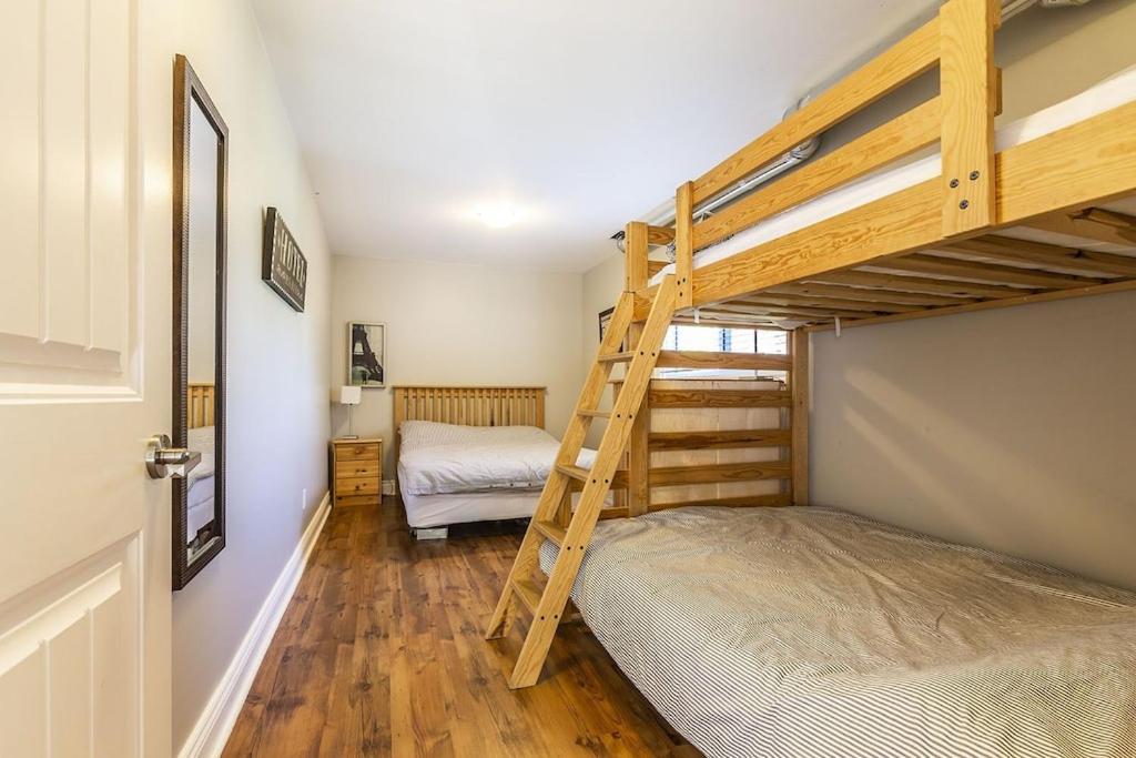 Panoramic-blue Mountain-balcony-sauna-backyard-king Chalet