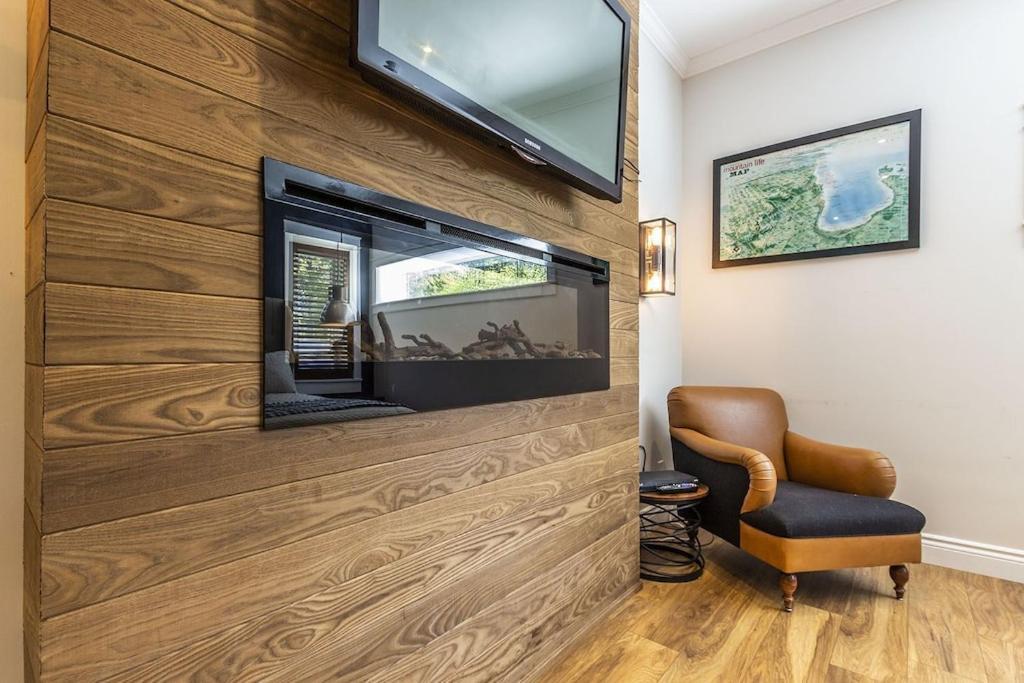 Panoramic-blue Mountain-balcony-sauna-backyard-king *