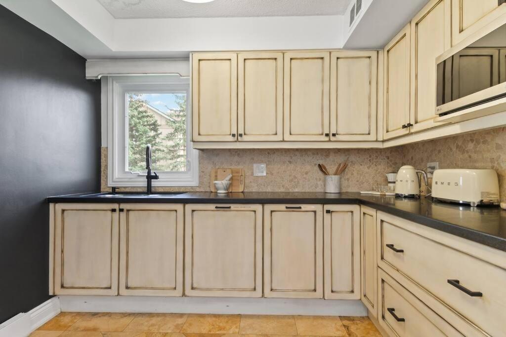 Modern/rustic 2 Story Condo/3 Min Walk To Village Apartment