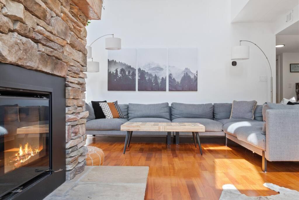 Modern/rustic 2 Story Condo/3 Min Walk To Village