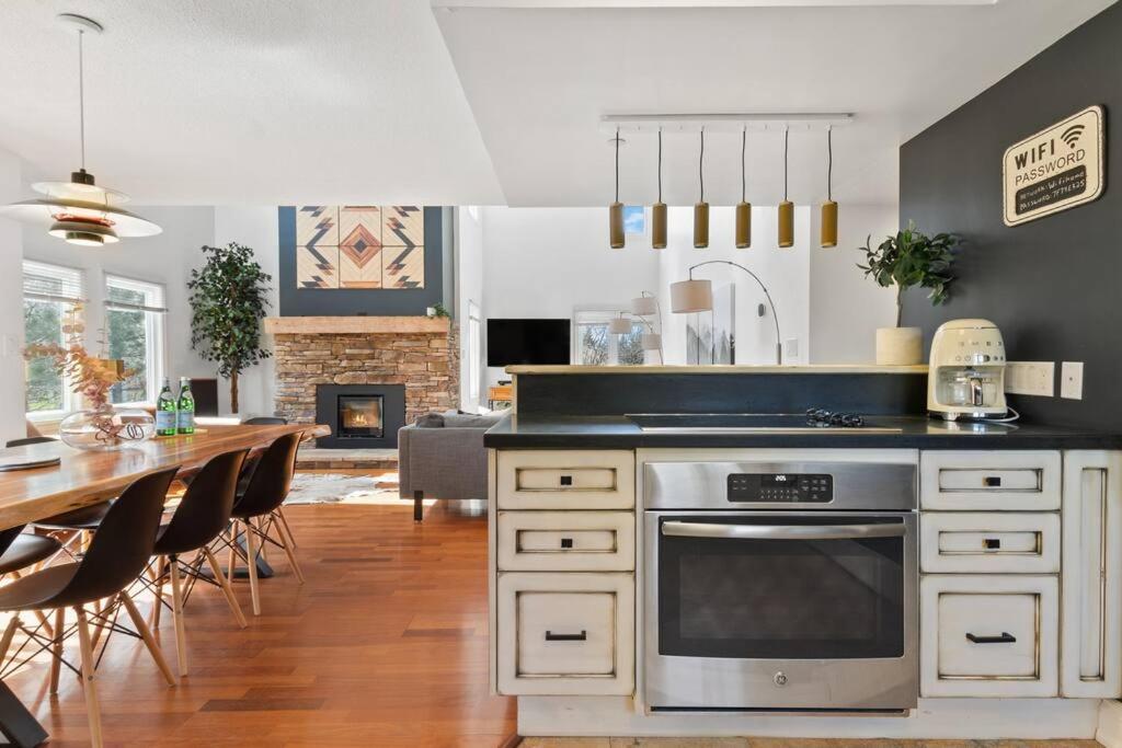 Modern/rustic 2 Story Condo/3 Min Walk To Village Apartment