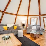 The Beehive W Hot Tub Sauna & Fireplace
