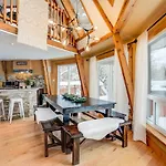 The Beehive W Hot Tub Sauna & Fireplace