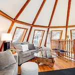 The Beehive W Hot Tub Sauna & Fireplace