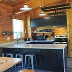 Gateside Chalets Modern Rustic 6-Bedroom With Hot Tub, Near The Village