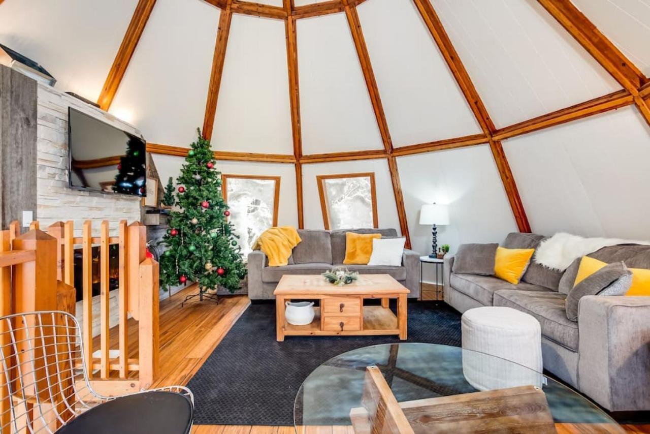 The Beehive W Hot Tub Sauna & Fireplace