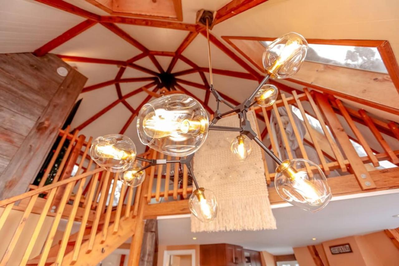 The Beehive W Hot Tub Sauna & Fireplace Holiday home *