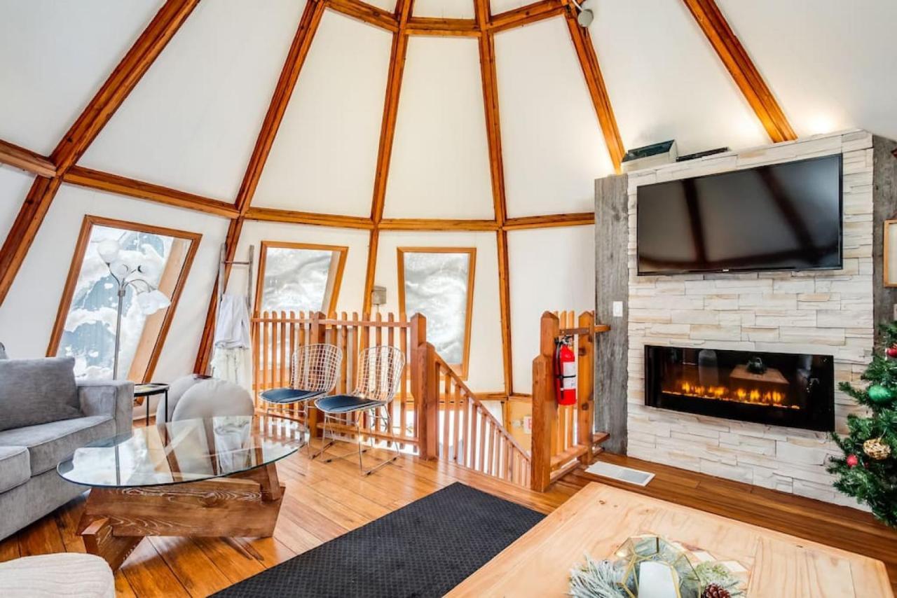 The Beehive W Hot Tub Sauna & Fireplace
