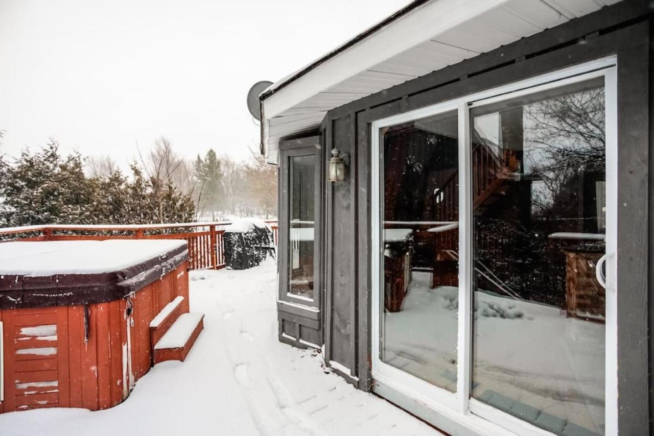The Beehive W Hot Tub Sauna & Fireplace Holiday home *