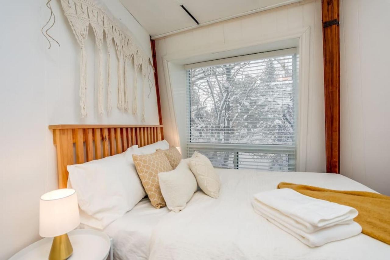 The Beehive W Hot Tub Sauna & Fireplace Holiday home