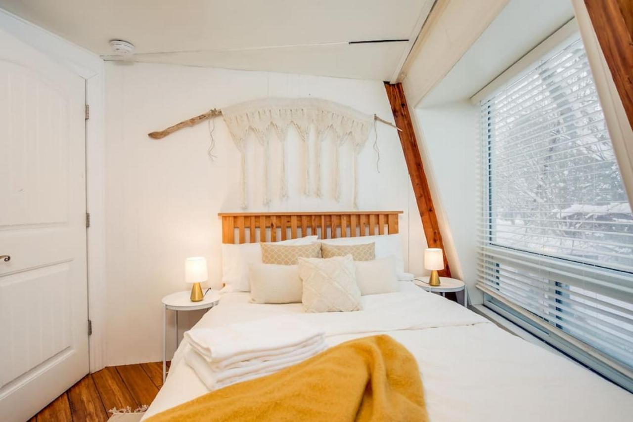 The Beehive W Hot Tub Sauna & Fireplace Holiday home *