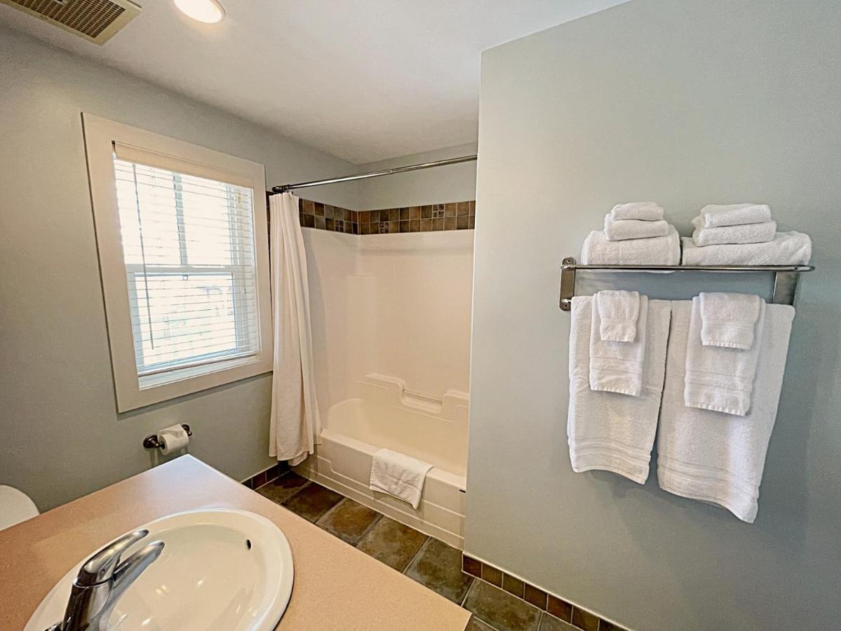 Spacious Blue Mountain 2 Storey - Wifi, Pool, Close To The Village & Golf *