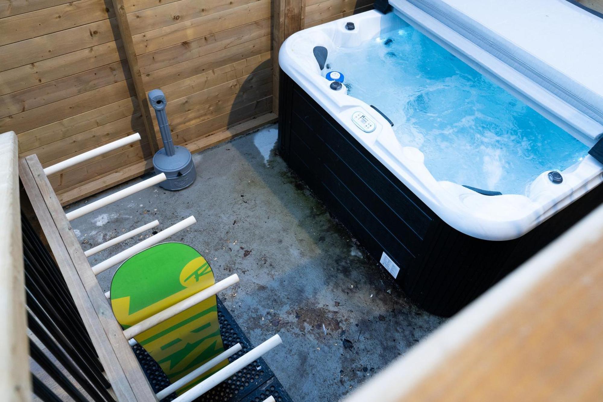 Chalet White Rose At For 20 W Hot Tub *