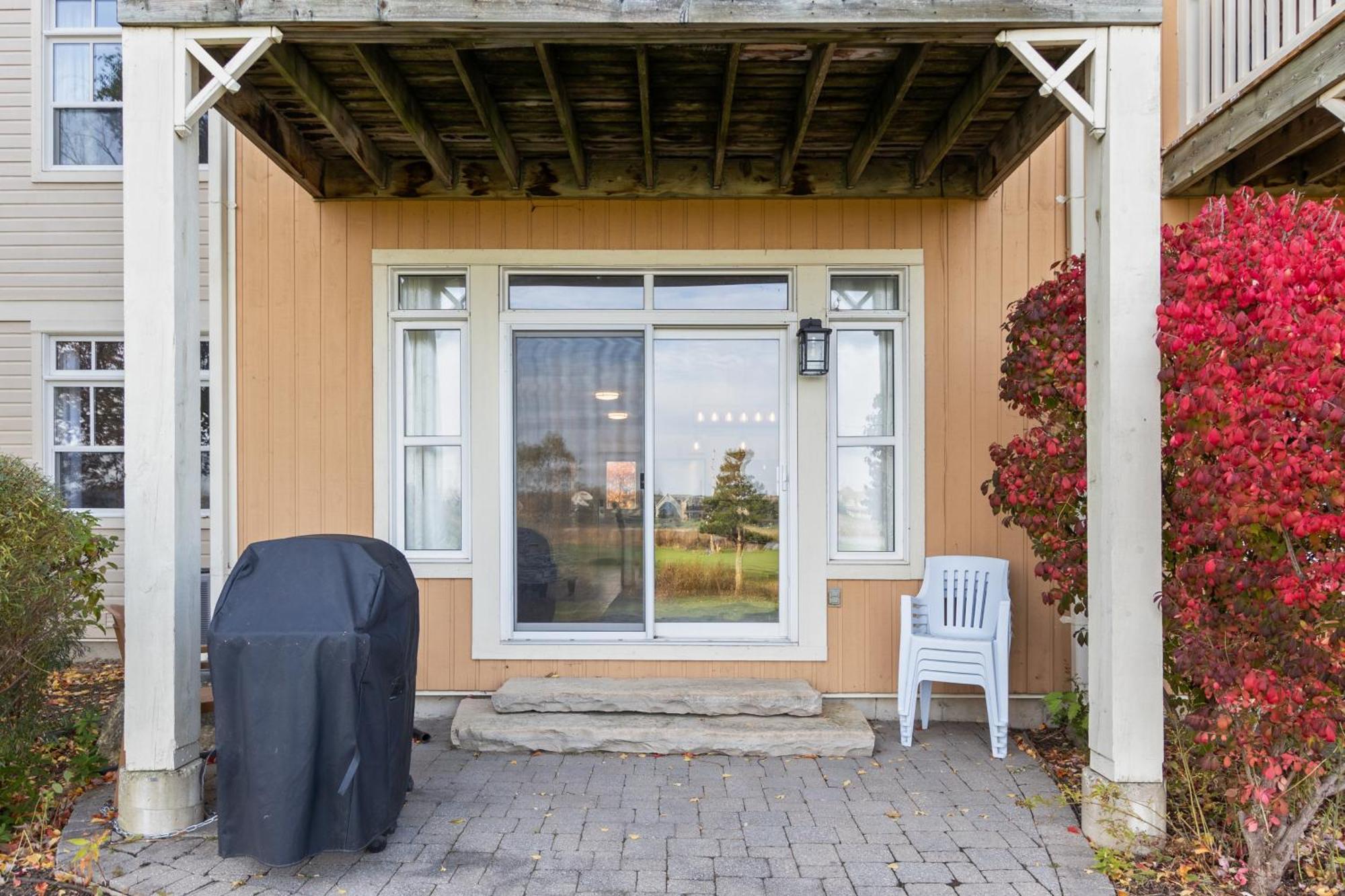 2 Bedroom Only Steps To The Village!
