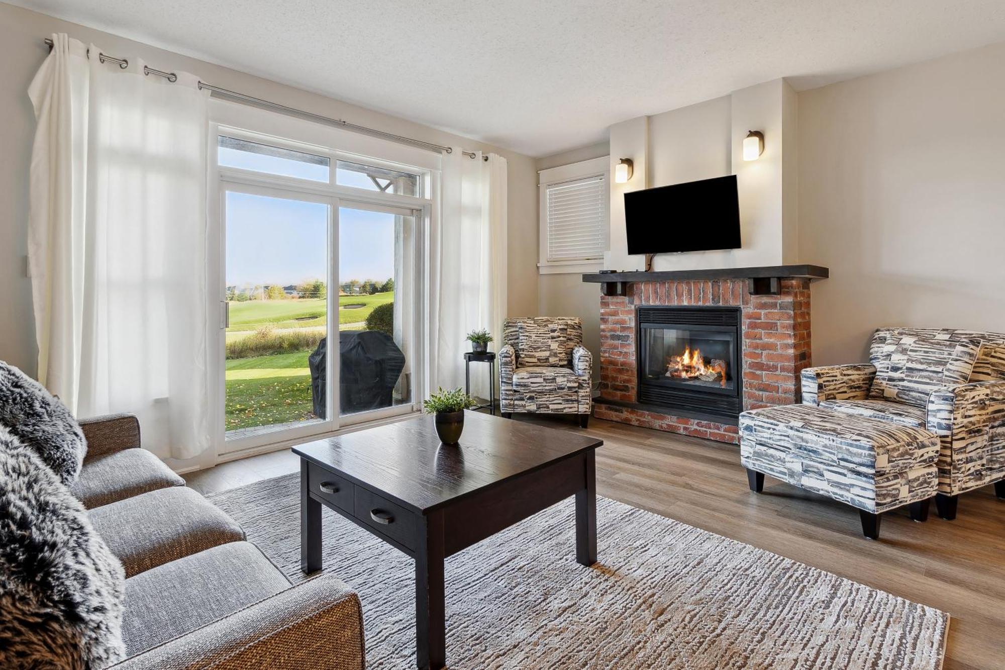 2 Bedroom Only Steps To The Village! *