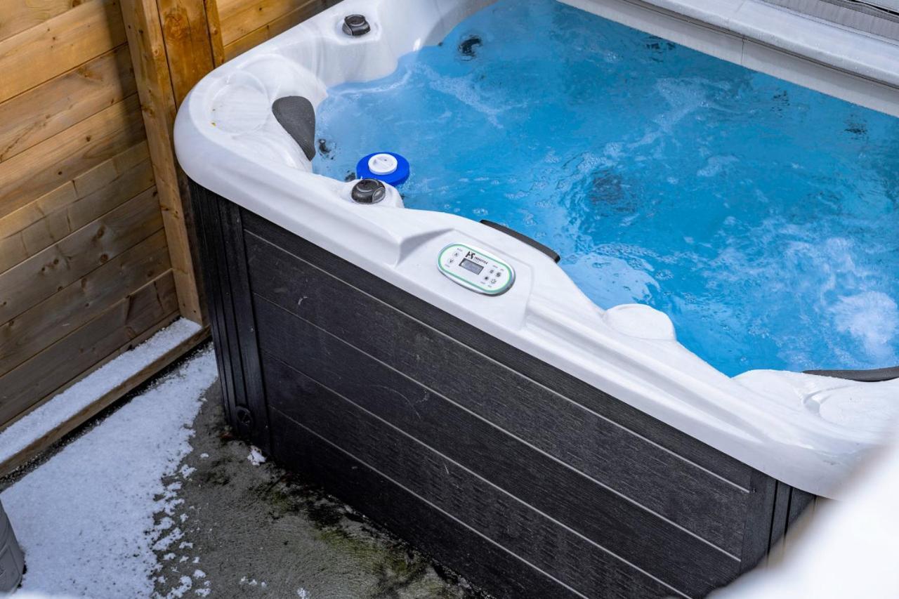 Chalet White Rose At For 20 W Hot Tub