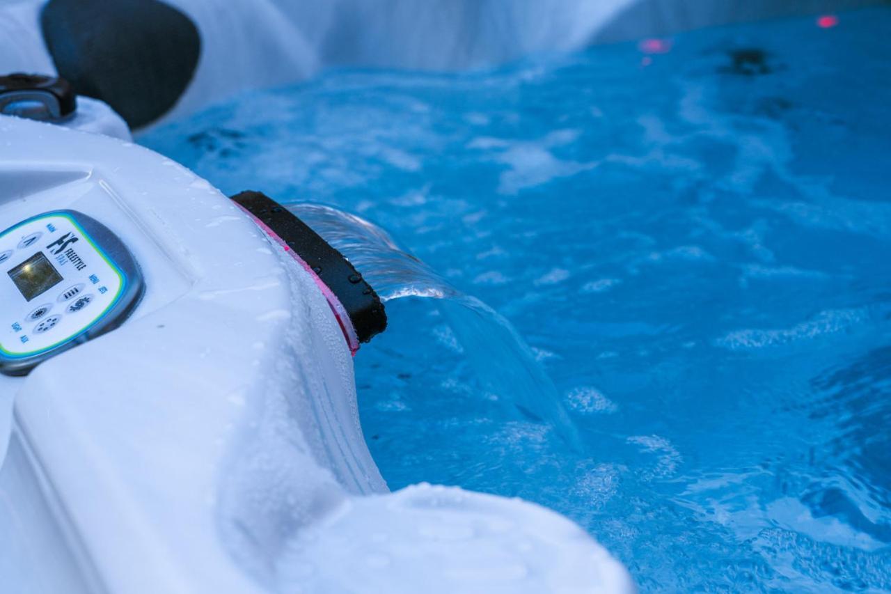 White Rose At For 20 W Hot Tub Chalet